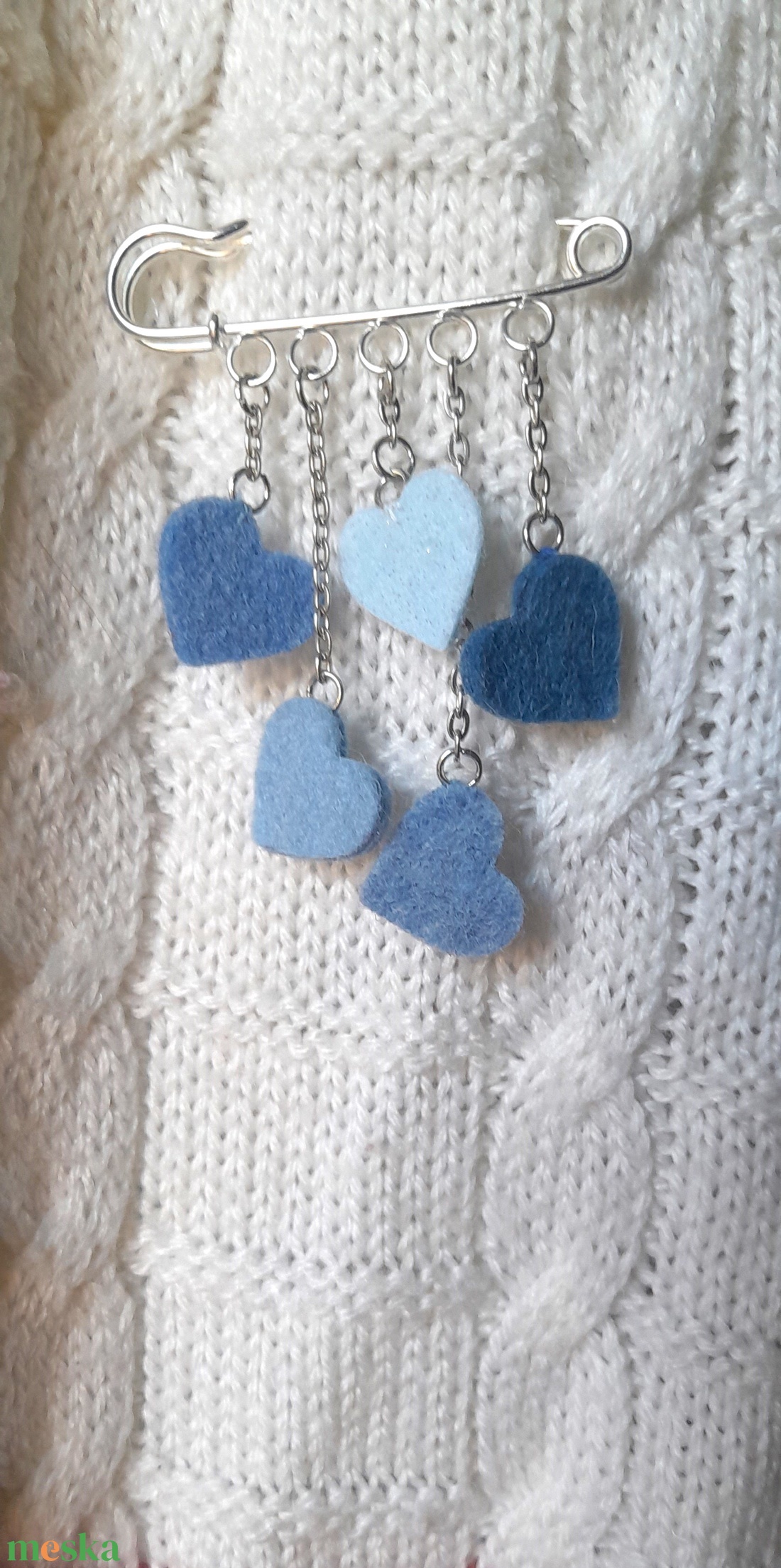Kis szivecskés kitűző - kék. - ékszer - kitűző és bross - Meska.hu