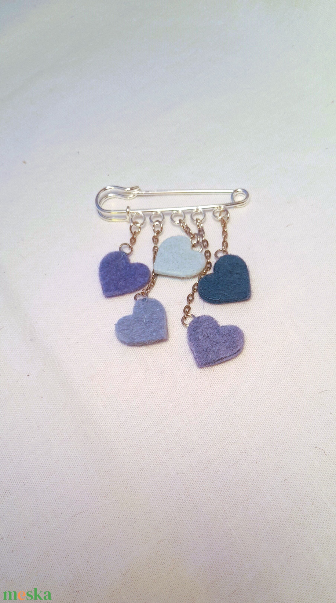 Kis szivecskés kitűző - kék. - ékszer - kitűző és bross - Meska.hu