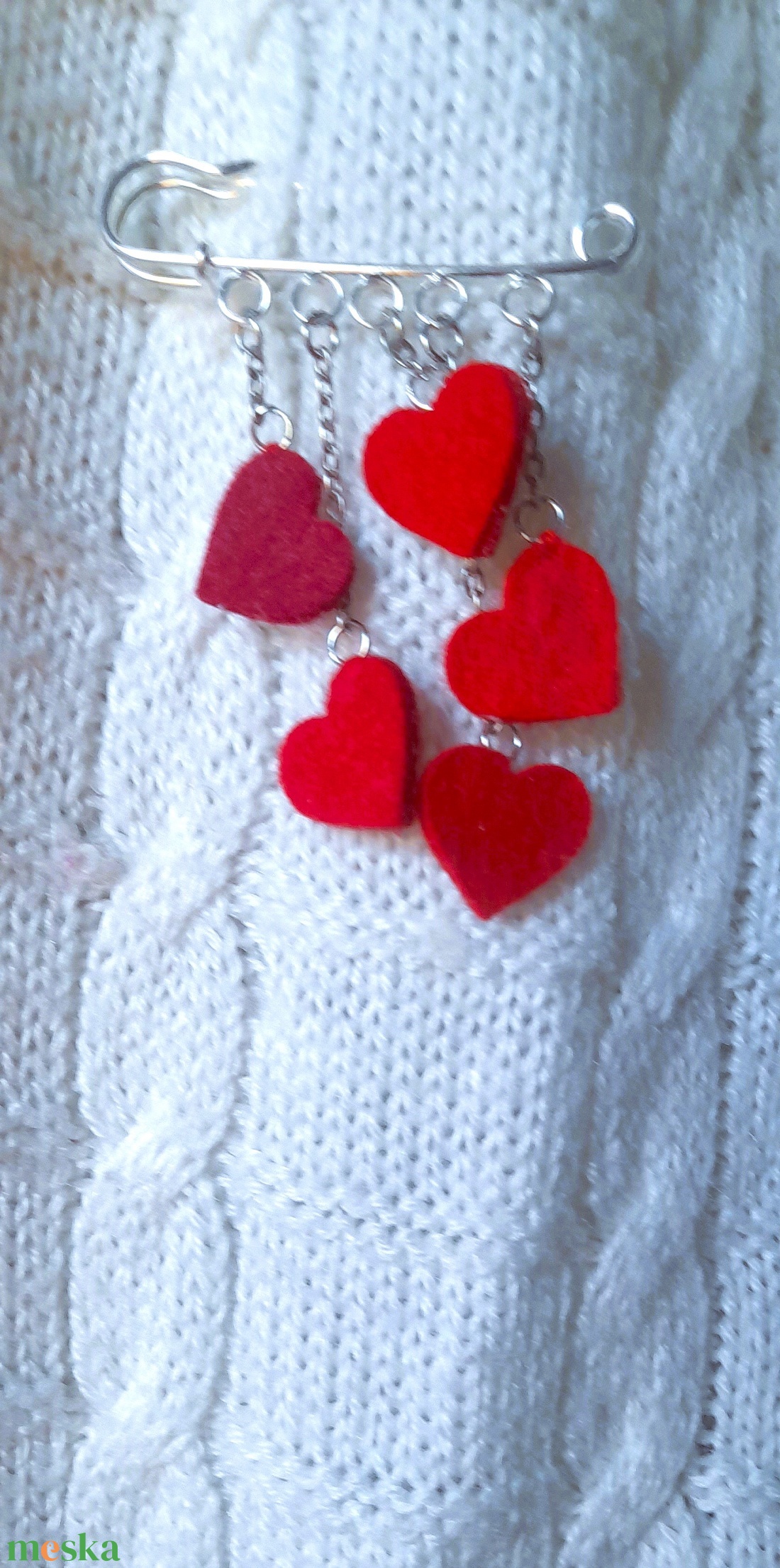 Kis szivecskés kitűző - piros. - ékszer - kitűző és bross - Meska.hu