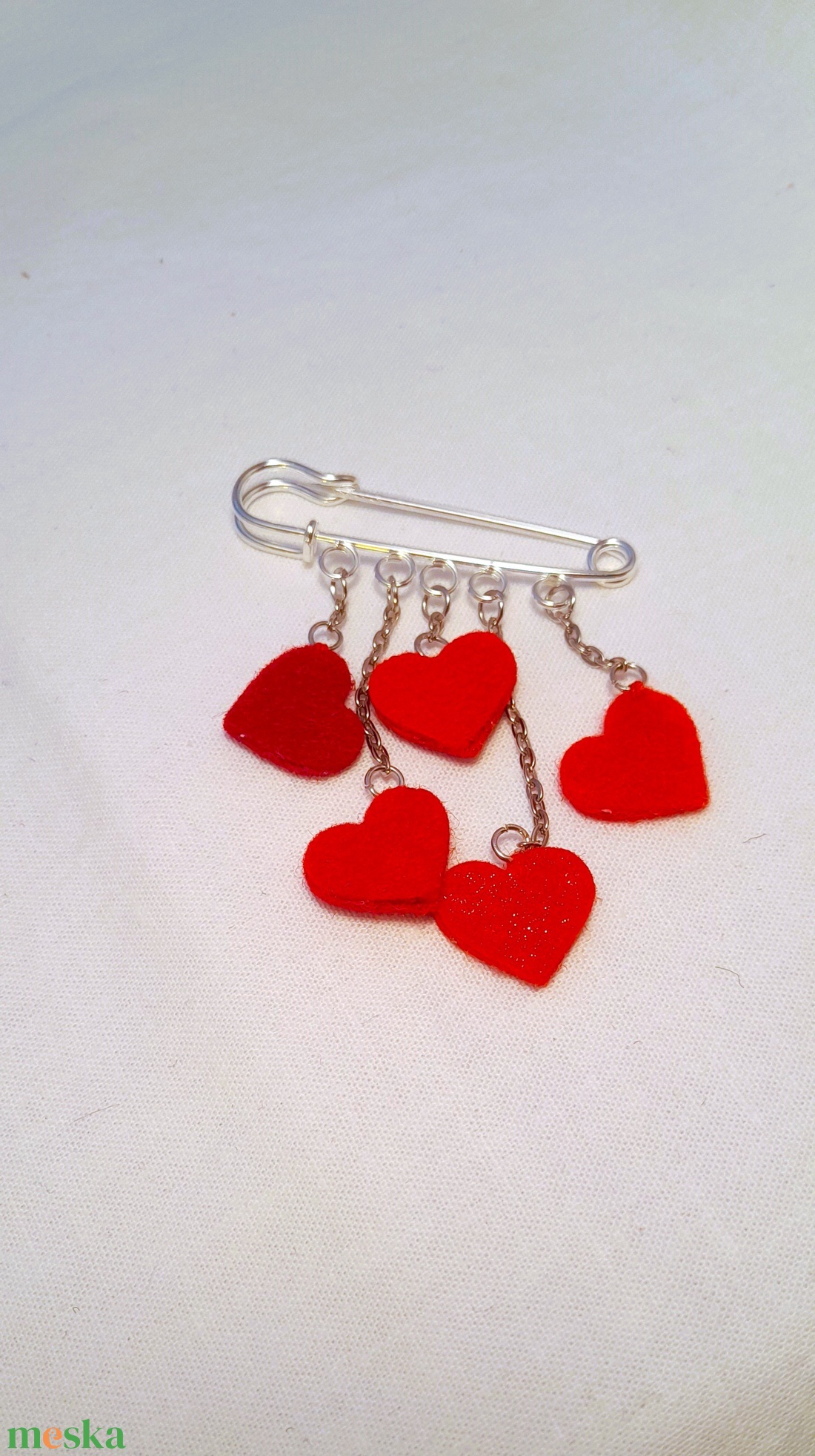 Kis szivecskés kitűző - piros. - ékszer - kitűző és bross - Meska.hu