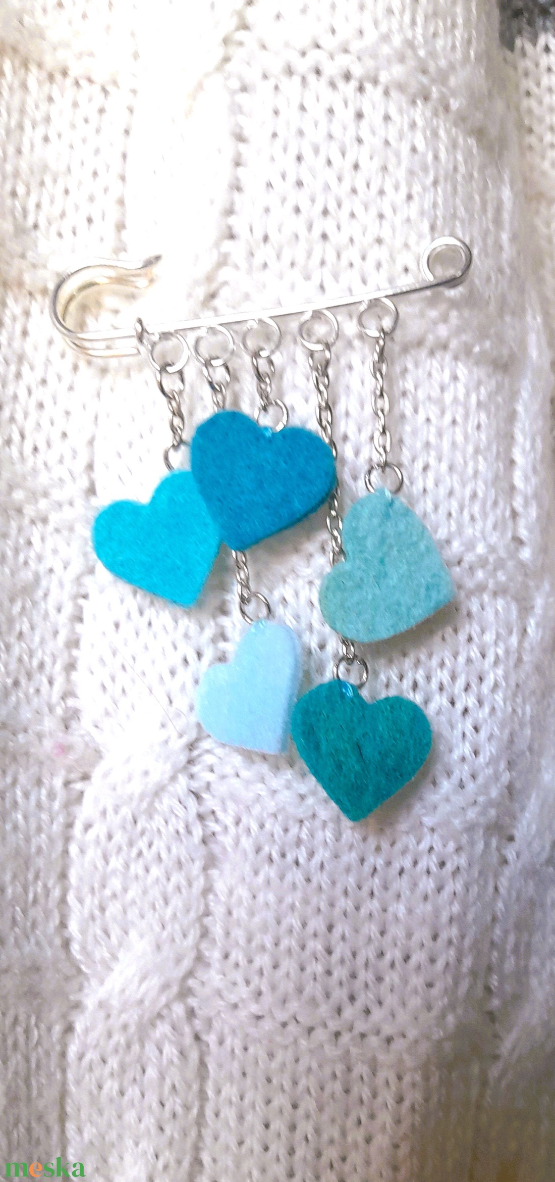 Kis szivecskés kitűző - türkiz. - ékszer - kitűző és bross - Meska.hu