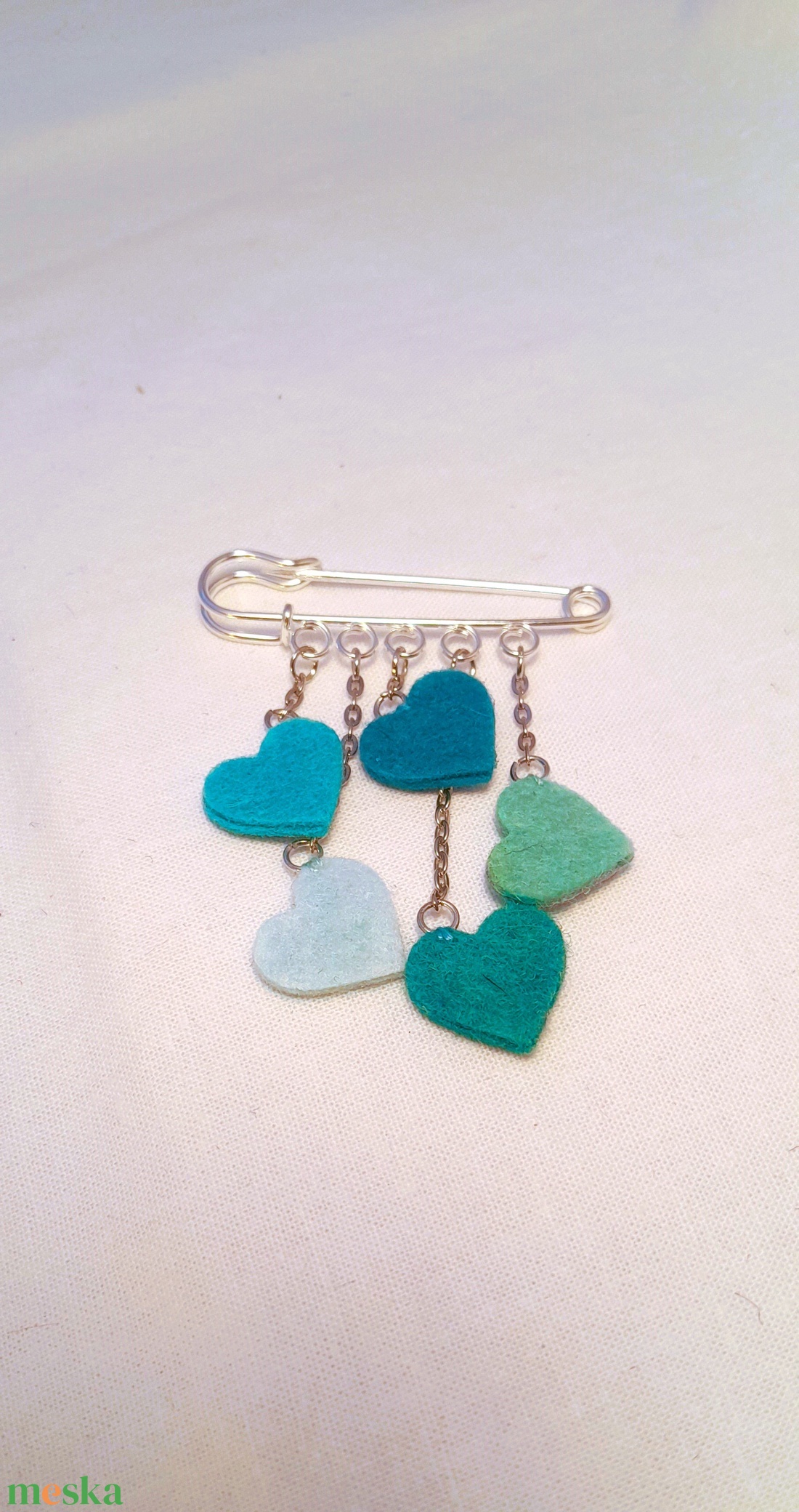 Kis szivecskés kitűző - türkiz. - ékszer - kitűző és bross - Meska.hu