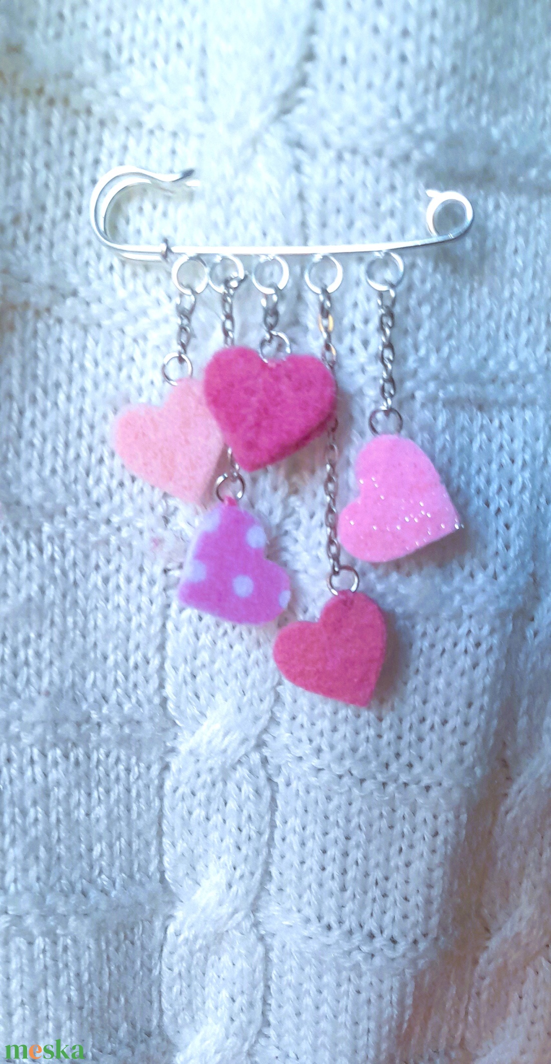 Kis szivecskés kitűző - rózsaszín. - ékszer - kitűző és bross - Meska.hu
