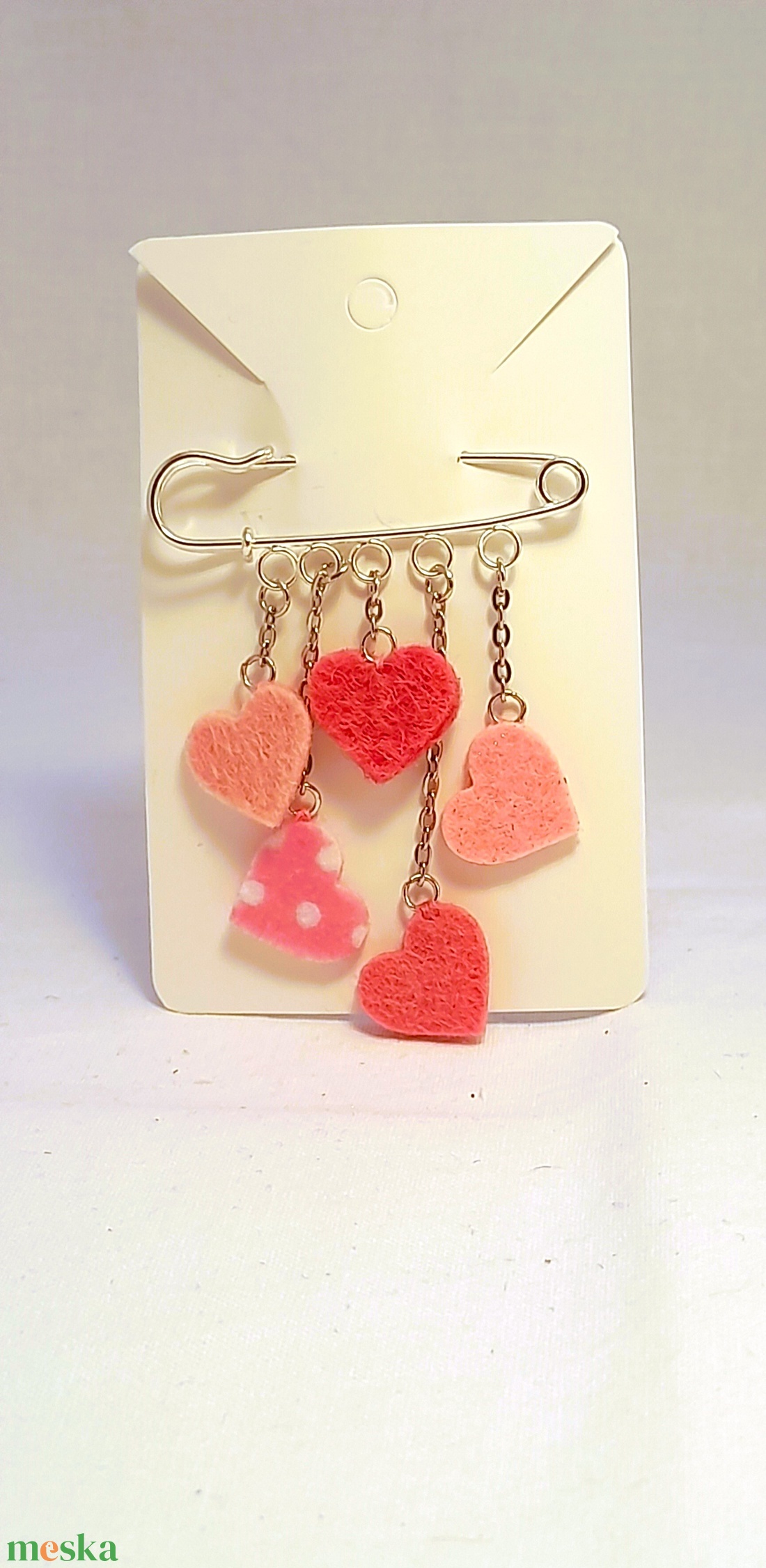 Kis szivecskés kitűző - rózsaszín. - ékszer - kitűző és bross - Meska.hu