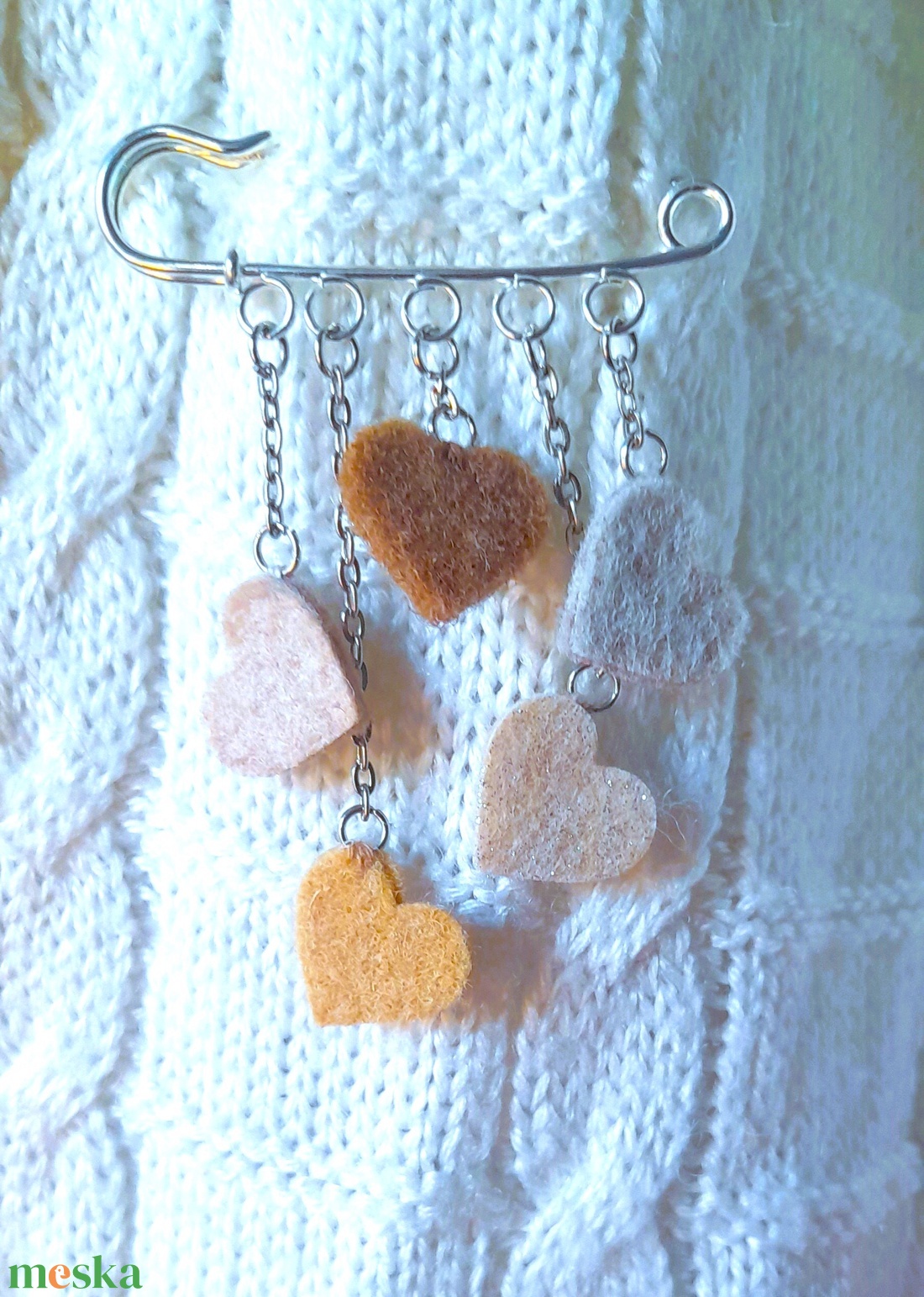 Kis szivecskés kitűző - beige. - ékszer - kitűző és bross - Meska.hu