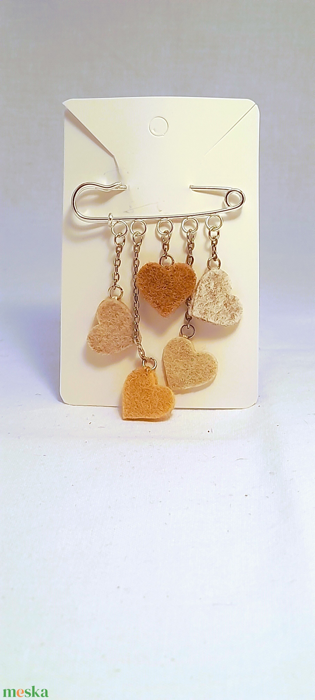 Kis szivecskés kitűző - beige. - ékszer - kitűző és bross - Meska.hu