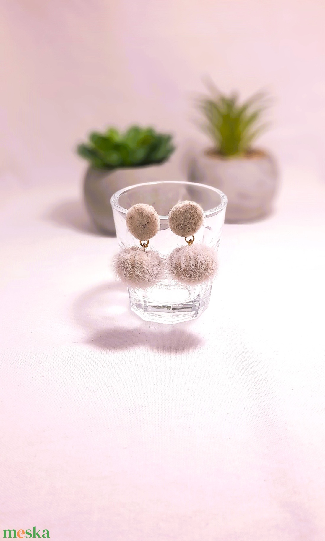 Filc és nyusziszőr pom-pom-os fülbevaló. szürke. - ékszer - fülbevaló - lógó fülbevaló - Meska.hu