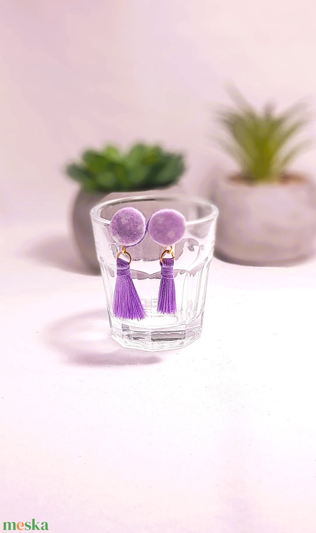 Filc bojtos fülbevaló. pöttyös lila. - ékszer - fülbevaló - lógó fülbevaló - Meska.hu