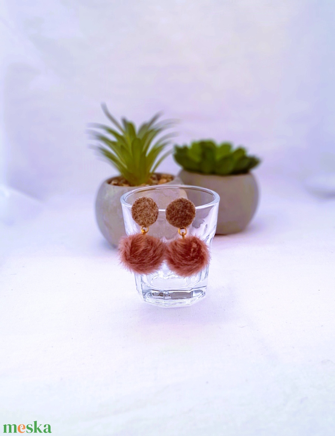 Filc és nyusziszőr pom-pom-os fülbevaló. Barna. - ékszer - fülbevaló - lógó fülbevaló - Meska.hu