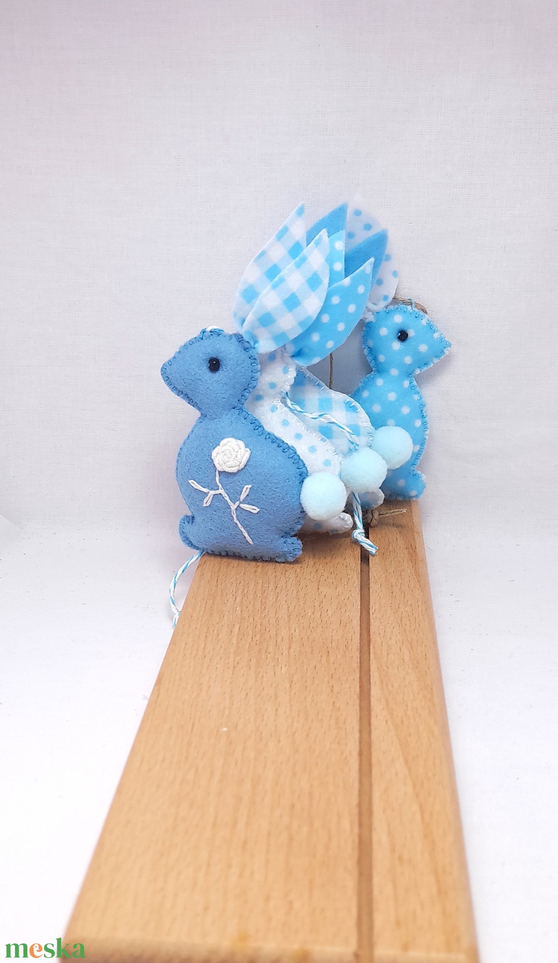 Kék filc húsvéti nyuszik. - otthon & életmód - dekoráció - fali és függő dekoráció - függődísz - Meska.hu