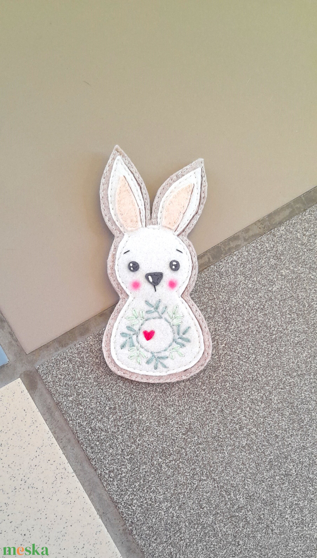Nyuszi  hűtőmágnes Húsvétra.( beige) - otthon & életmód - konyhafelszerelés, tálalás - konyhai dekoráció - hűtőmágnes - Meska.hu