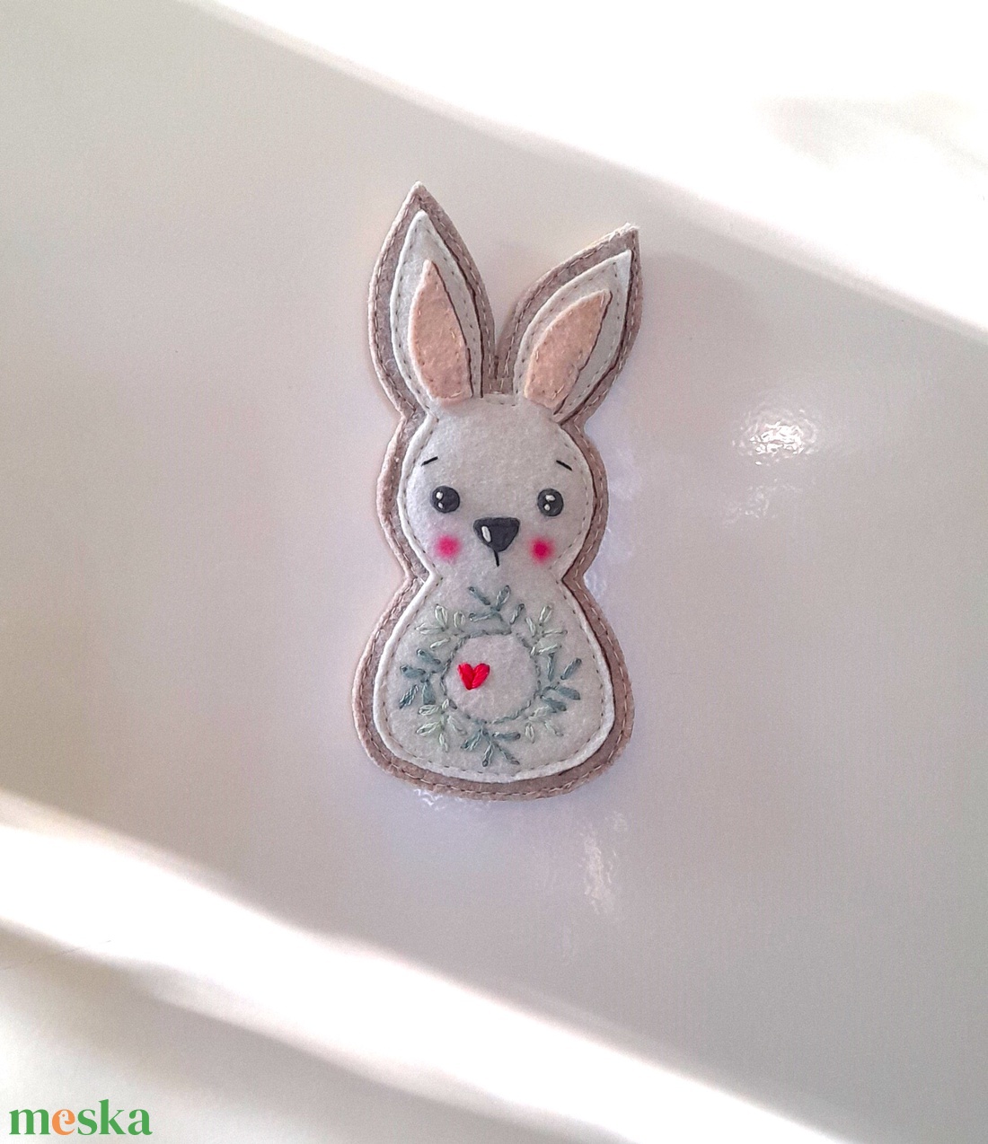 Nyuszi  hűtőmágnes Húsvétra.( beige) - otthon & életmód - konyhafelszerelés, tálalás - konyhai dekoráció - hűtőmágnes - Meska.hu