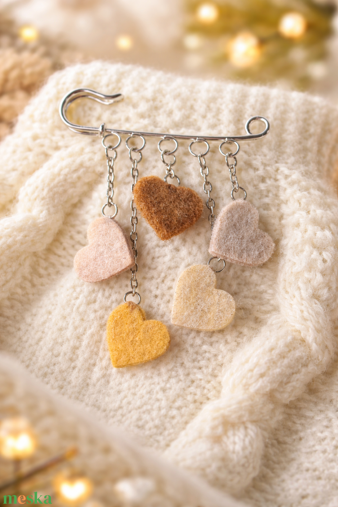 Kis szivecskés kitűző - beige. - ékszer - kitűző és bross - Meska.hu