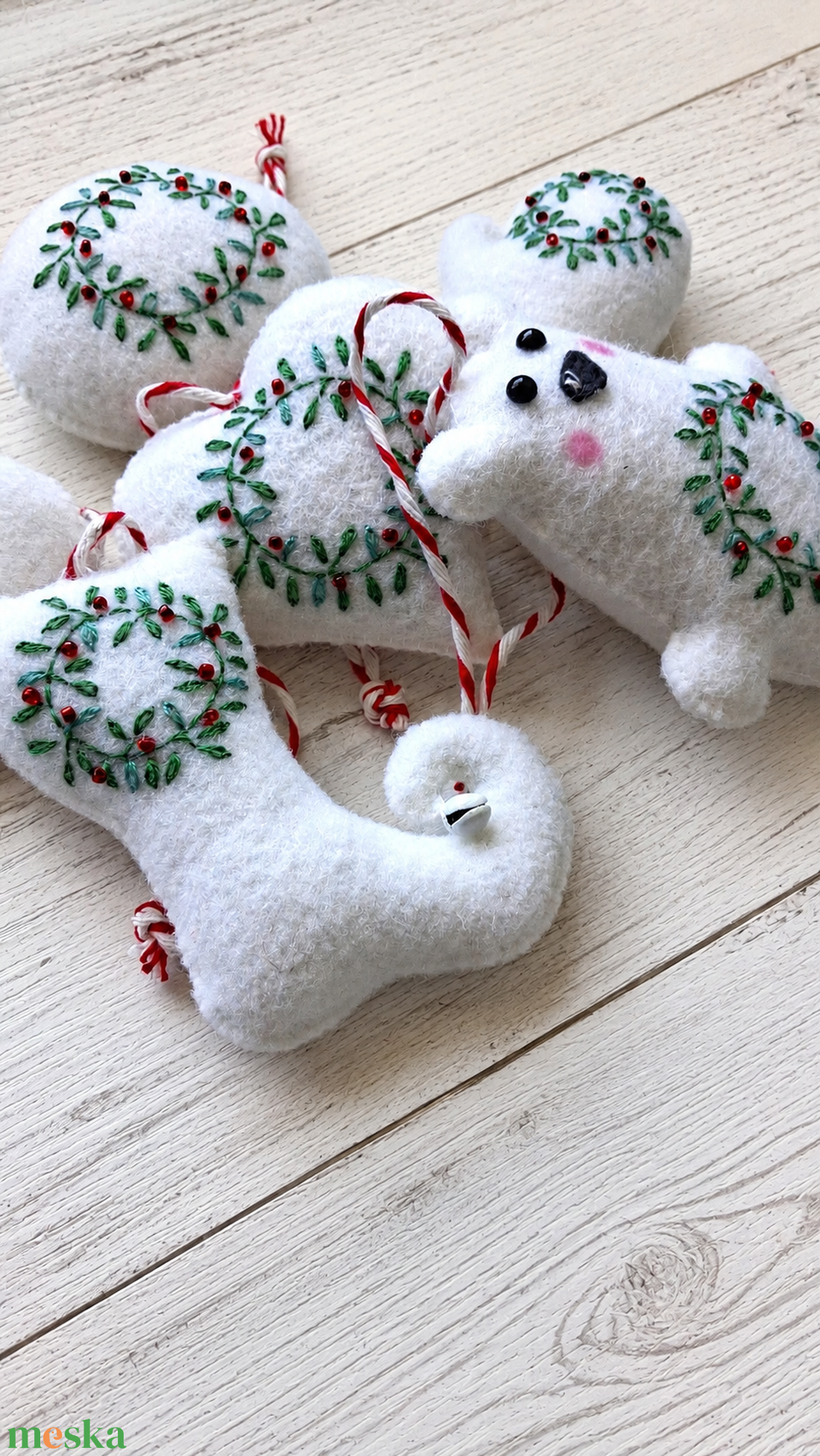 Hímzett függődíszek. - karácsony - karácsonyi lakásdekoráció - karácsonyi lakásdíszek - Meska.hu