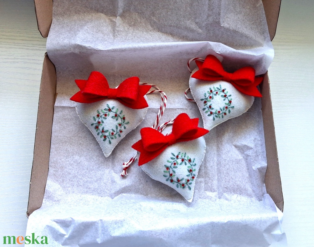 Hímzett masnis függődíszek. - karácsony - karácsonyi lakásdekoráció - karácsonyi lakásdíszek - Meska.hu