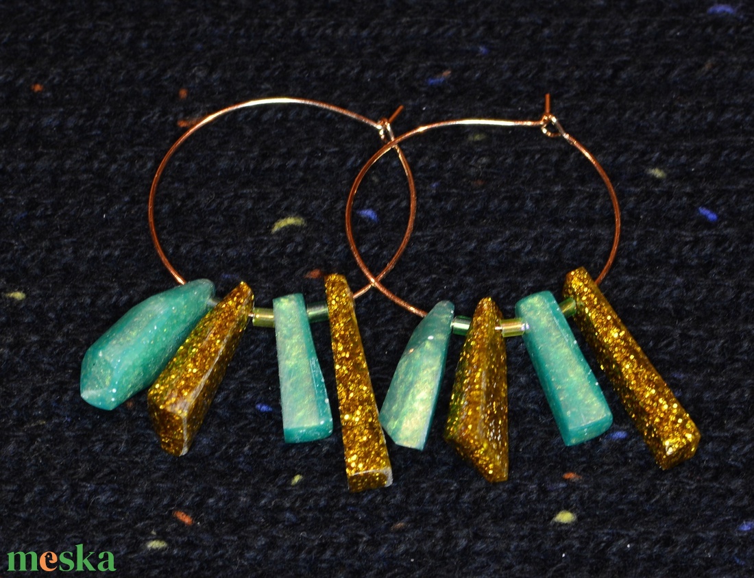 Epoxi karika fülbevaló lógókkal - ékszer - fülbevaló - karika fülbevaló - Meska.hu