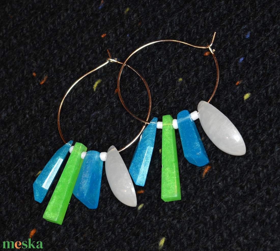 Epoxi karika fülbevaló lógókkal - ékszer - fülbevaló - karika fülbevaló - Meska.hu