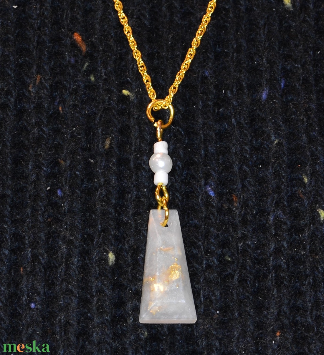 Aranyszínű nyaklánc epoxi medállal - ékszer - nyaklánc - medálos nyaklánc - Meska.hu