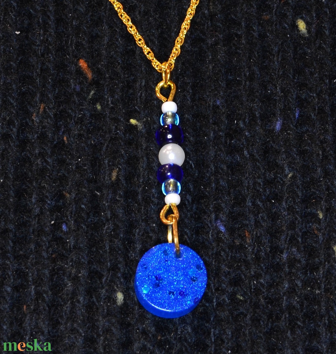 Aranyszínű nyaklánc epoxi medállal - ékszer - nyaklánc - medálos nyaklánc - Meska.hu