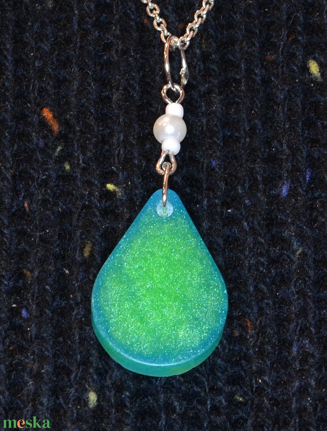 Türkizkék-zöld epoxi medál ezüstszínű láncon - ékszer - nyaklánc - medálos nyaklánc - Meska.hu