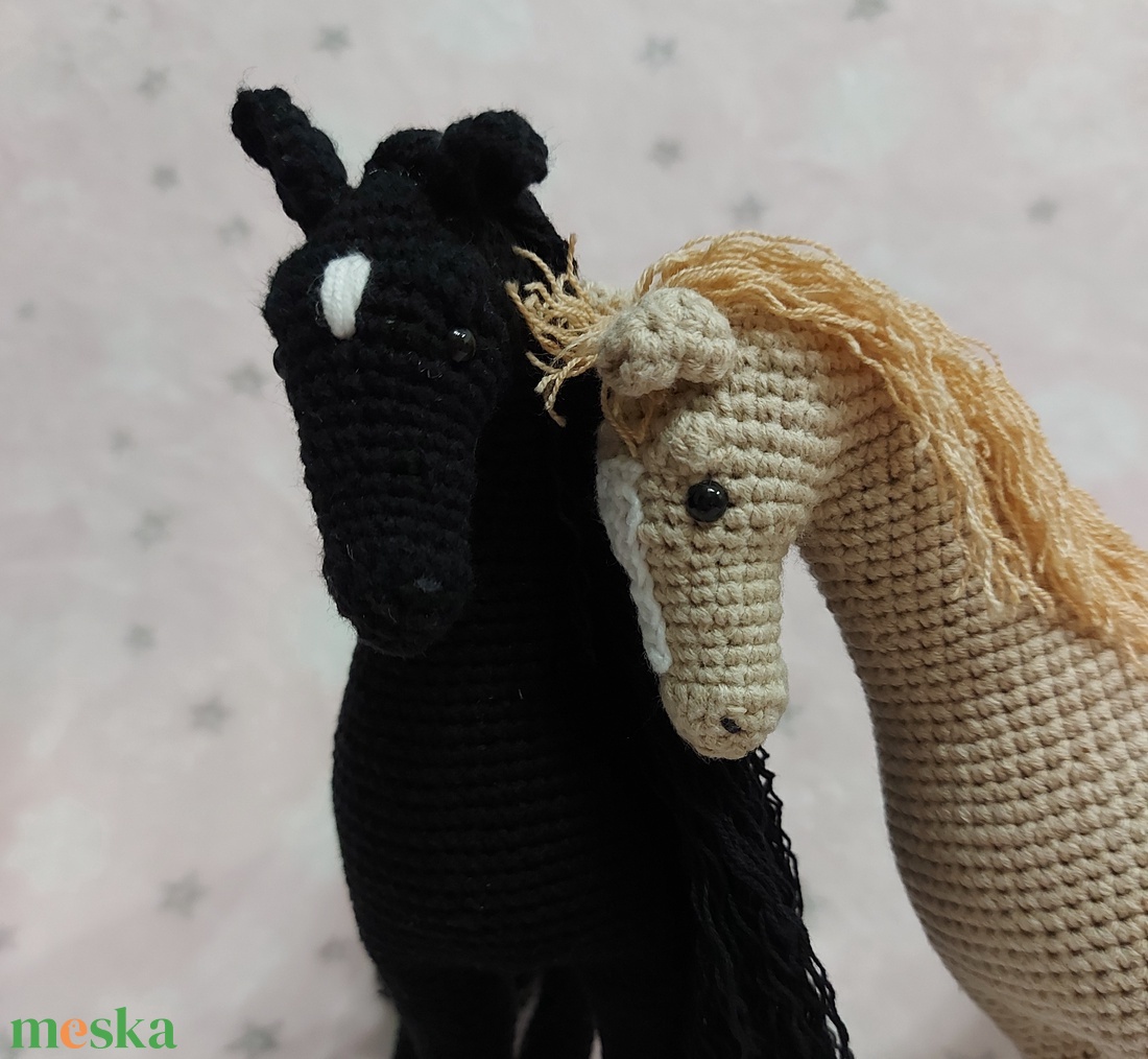 Horgolt ló választható színben - játék & sport - plüssállat & játékfigura - ló - Meska.hu