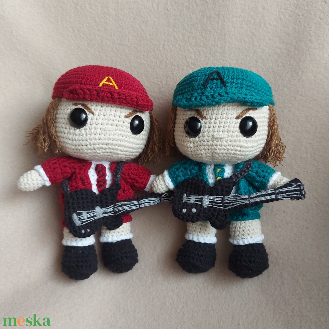 Horgolt Angus Young figura - otthon & életmód - dekoráció - dekoratív figurák és szobrok - Meska.hu