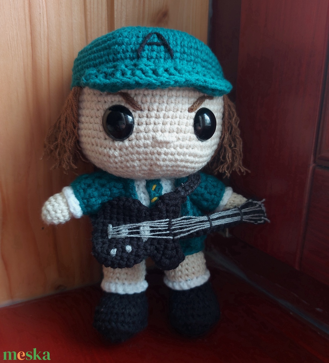 Horgolt Angus Young figura - otthon & életmód - dekoráció - dekoratív figurák és szobrok - Meska.hu