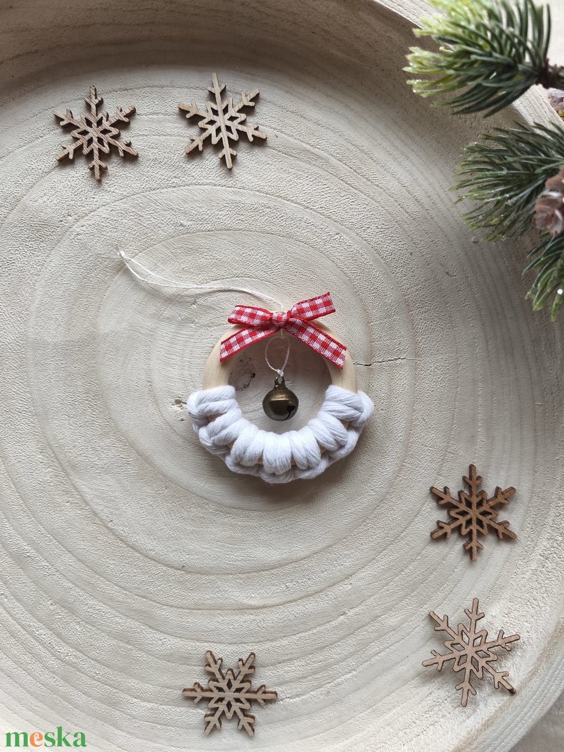 Makramé koszorú dísz csengettyűvel - karácsony - karácsonyi lakásdekoráció - karácsonyfadíszek - Meska.hu