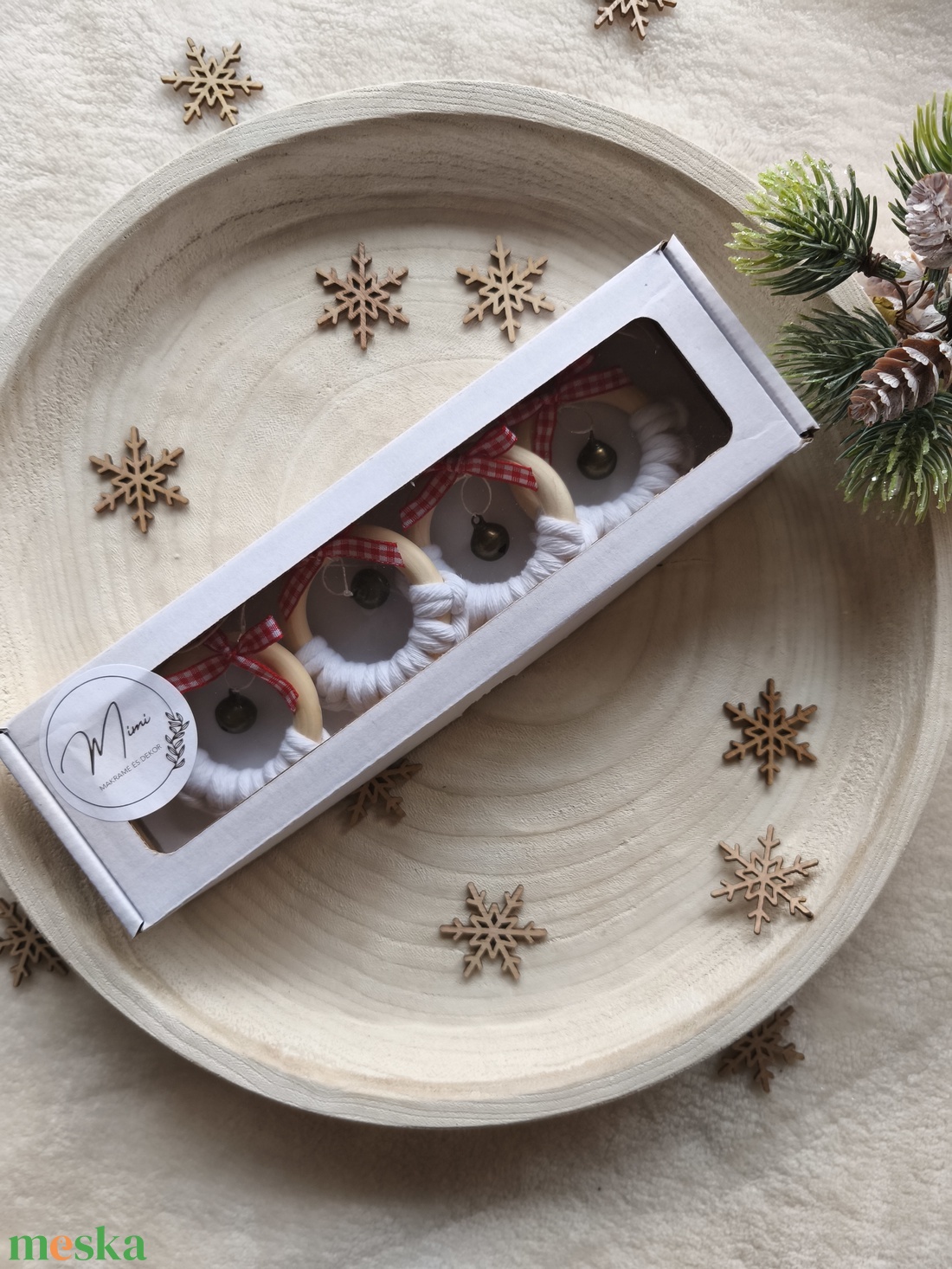 Makramé koszorú dísz csengettyűvel - karácsony - karácsonyi lakásdekoráció - karácsonyfadíszek - Meska.hu