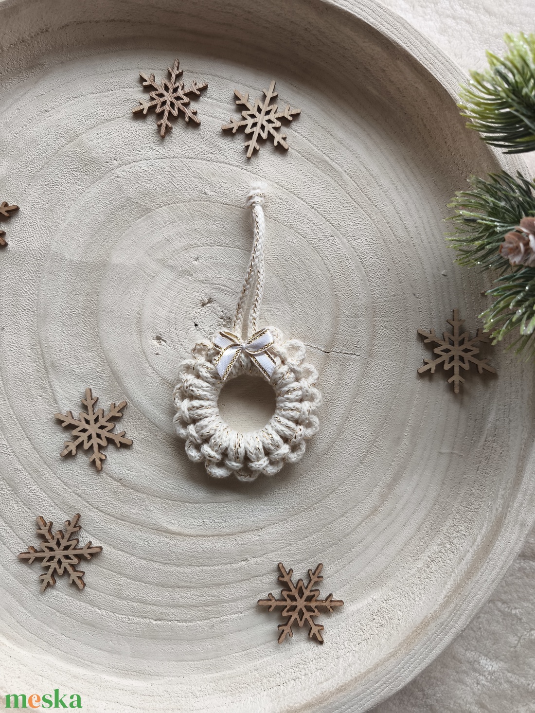Makramé koszorú dísz masnival - karácsony - karácsonyi lakásdekoráció - karácsonyfadíszek - Meska.hu