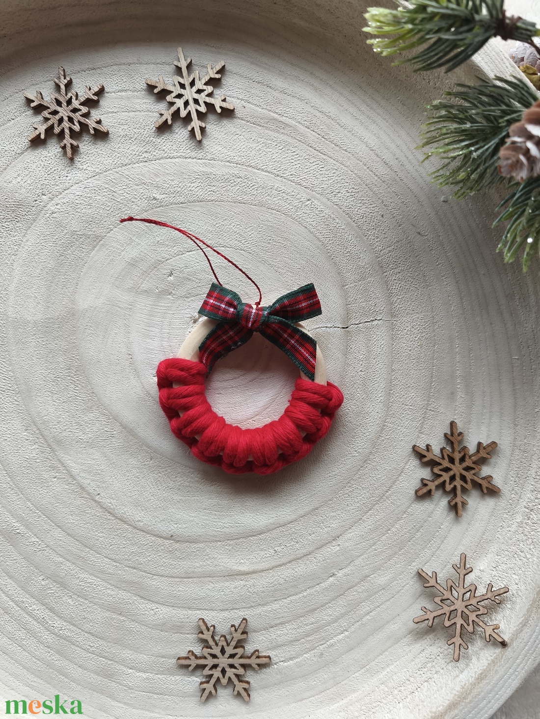 Makramé koszorú dísz masnival - karácsony - karácsonyi lakásdekoráció - karácsonyfadíszek - Meska.hu
