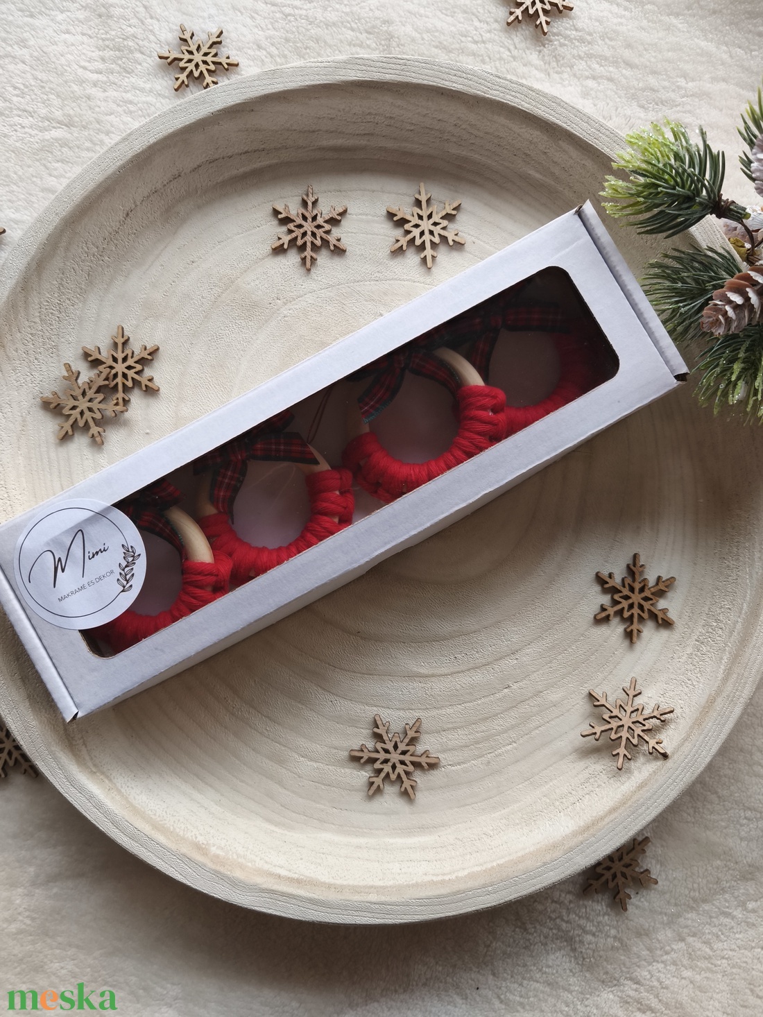 Makramé koszorú dísz masnival - karácsony - karácsonyi lakásdekoráció - karácsonyfadíszek - Meska.hu