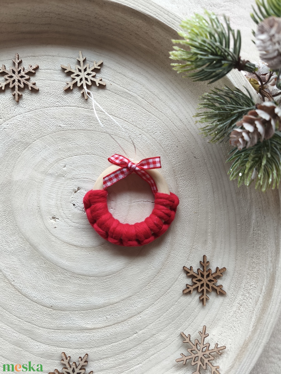 Makramé koszorú dísz masnival - karácsony - karácsonyi lakásdekoráció - karácsonyfadíszek - Meska.hu