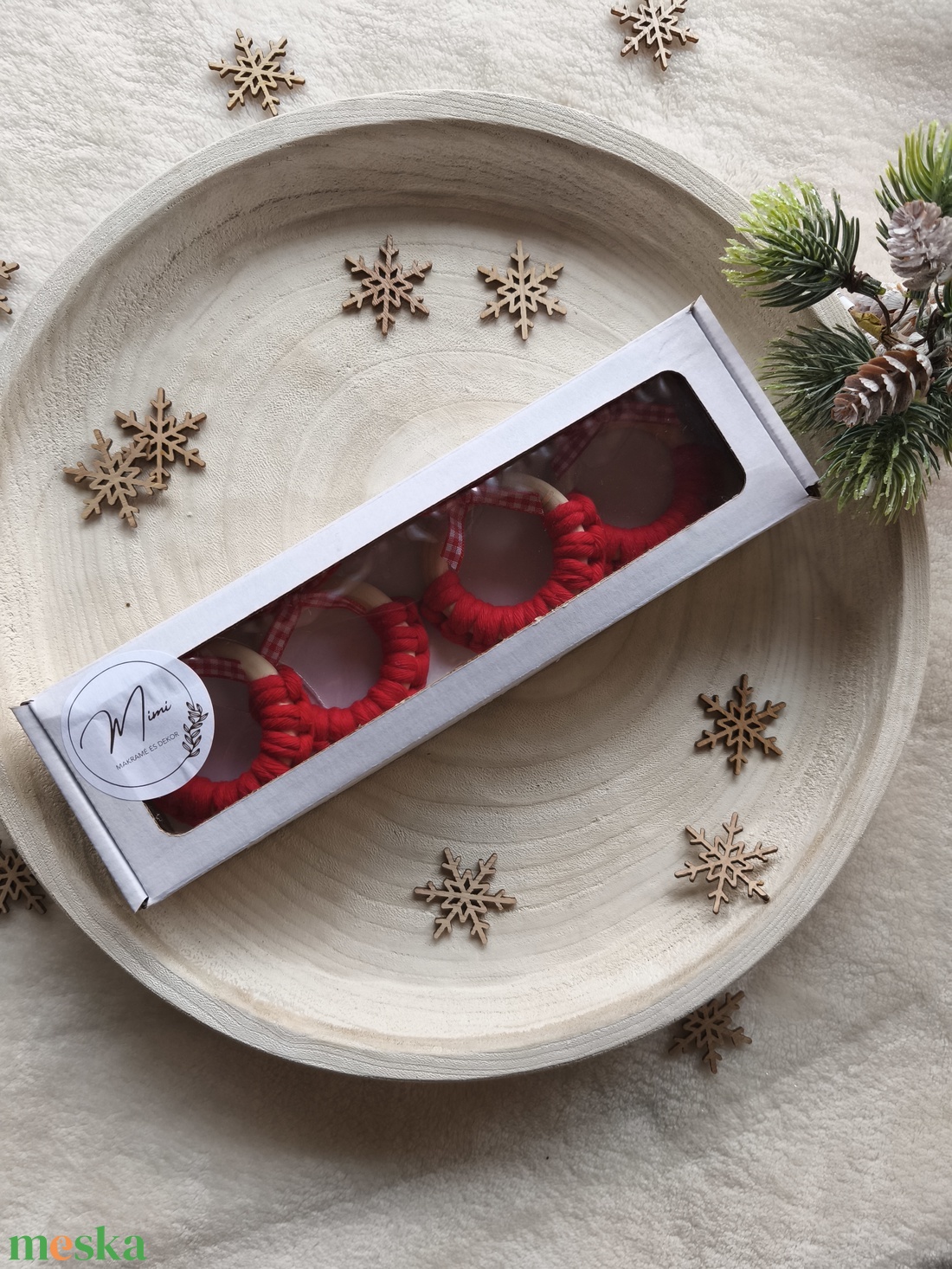 Makramé koszorú dísz masnival - karácsony - karácsonyi lakásdekoráció - karácsonyfadíszek - Meska.hu