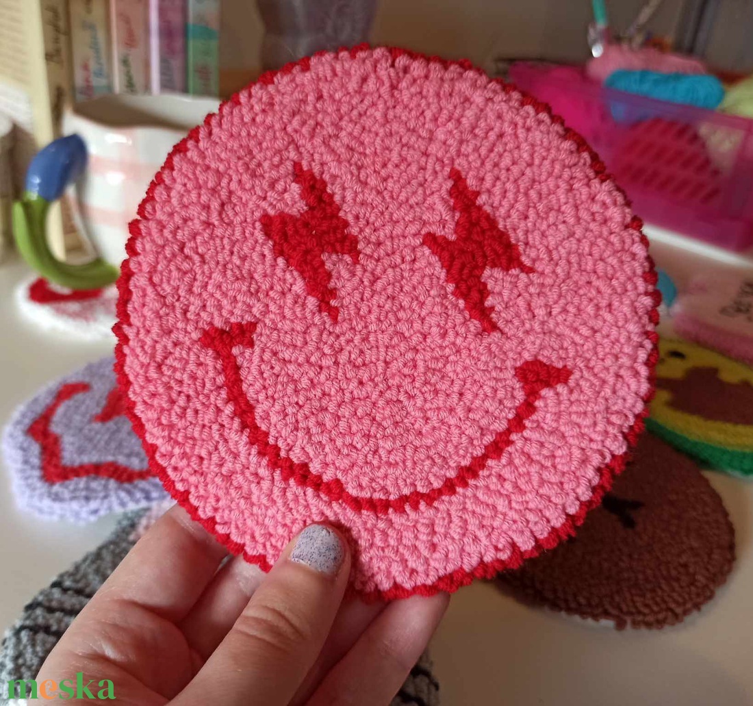 Villámszemű smiley poháralátét - otthon & életmód - konyhafelszerelés, tálalás - tálalás - tányér- és poháralátét - Meska.hu Villámszemű smiley poháralátét - otthon & életmód - konyhafelszerelés, tálalás - tálalás - tányér- és poháralátét - Meska.hu