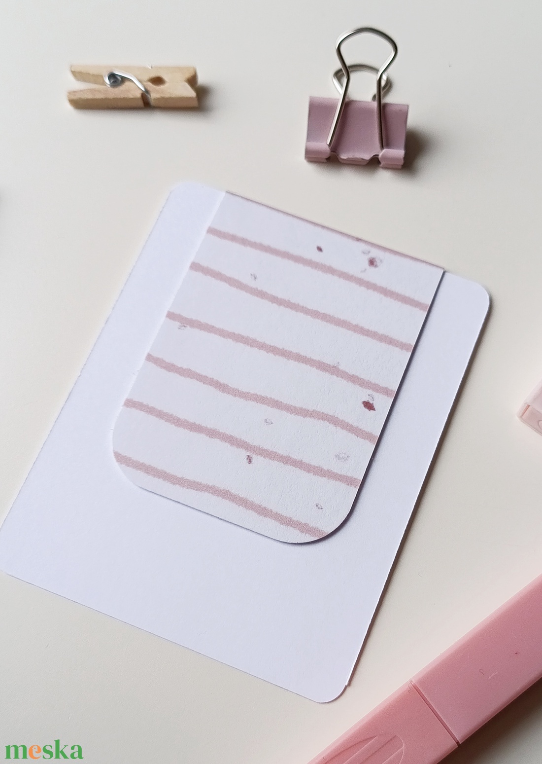 Mágneses könyvjelző - púderrózsaszín csíkos - könyv & zene - könyvjelző - Meska.hu