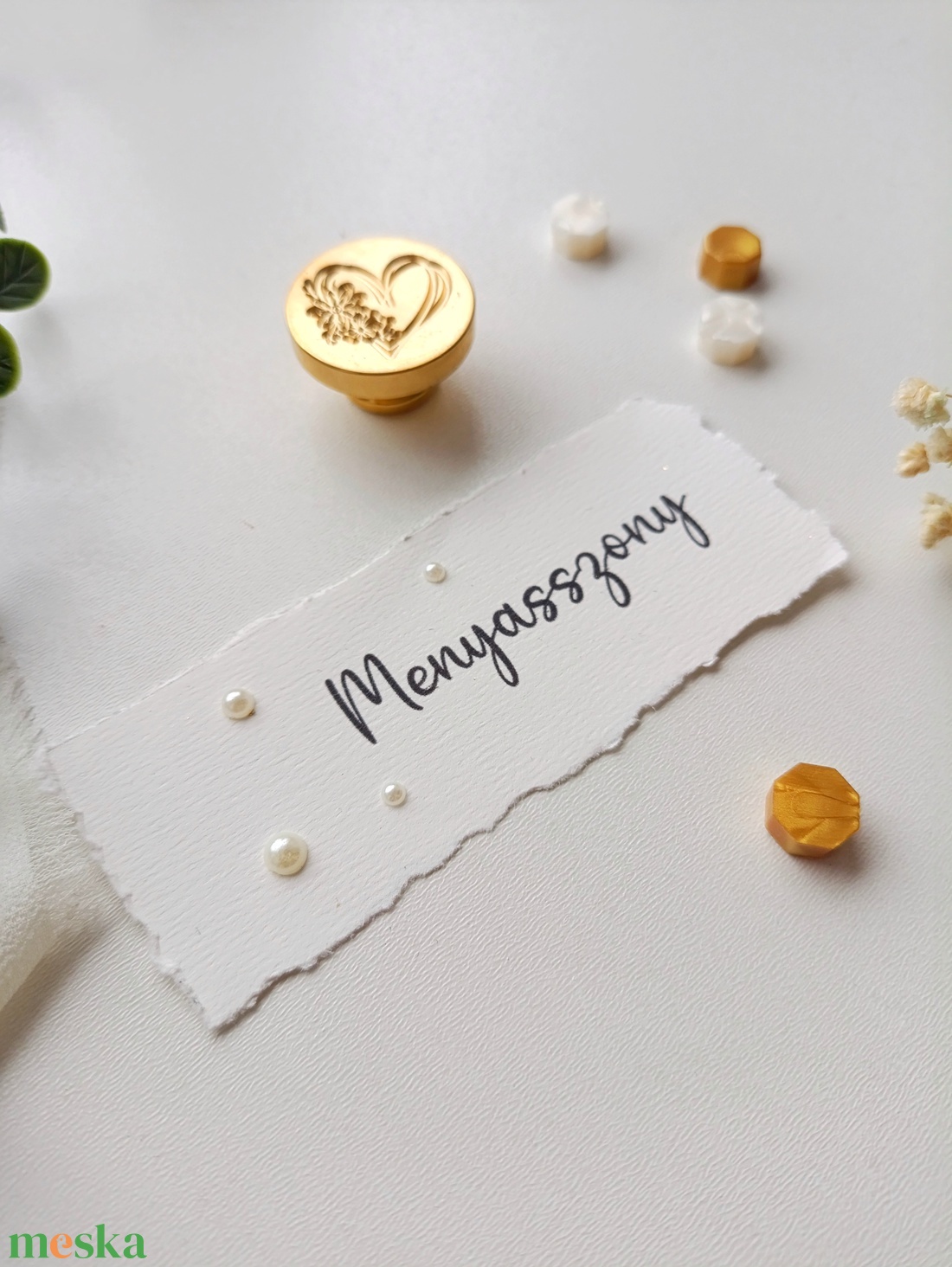 Esküvői ültető kártya minimalista - tépett, gyöngyökkel  - esküvő - meghívó & kártya - ültetési rend - Meska.hu