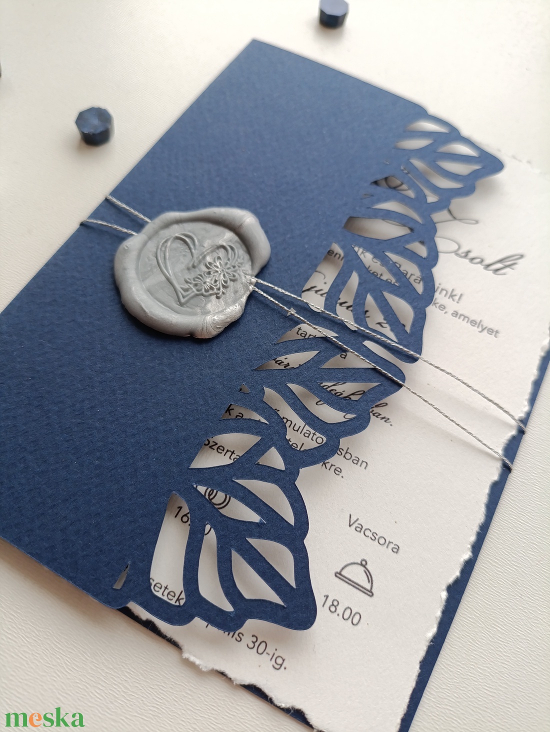 Esküvői meghívó tépett szélű színes levél mintás vágott kartonban - esküvő - meghívó & kártya - meghívó - Meska.hu