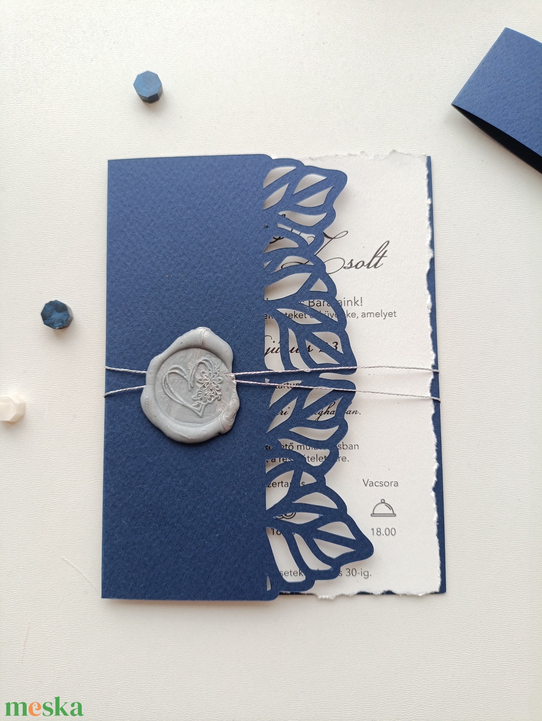 Esküvői meghívó tépett szélű színes levél mintás vágott kartonban - esküvő - meghívó & kártya - meghívó - Meska.hu