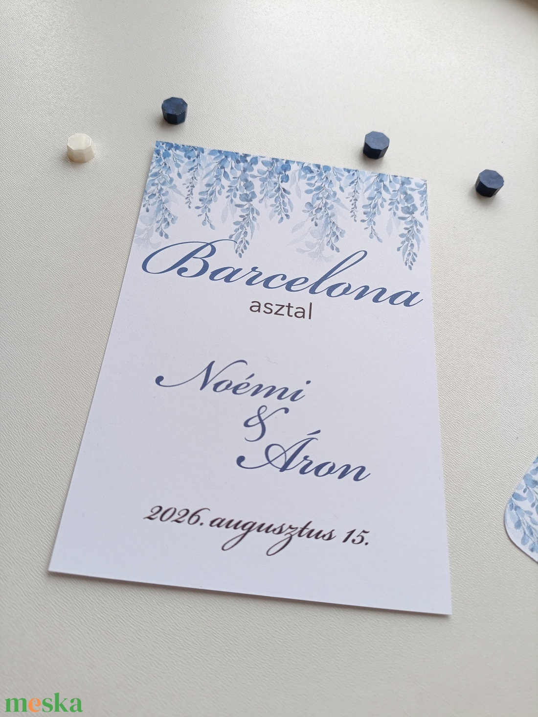 Esküvői asztal szám kék lógó virágos - esküvő - meghívó & kártya - ültetési rend - Meska.hu