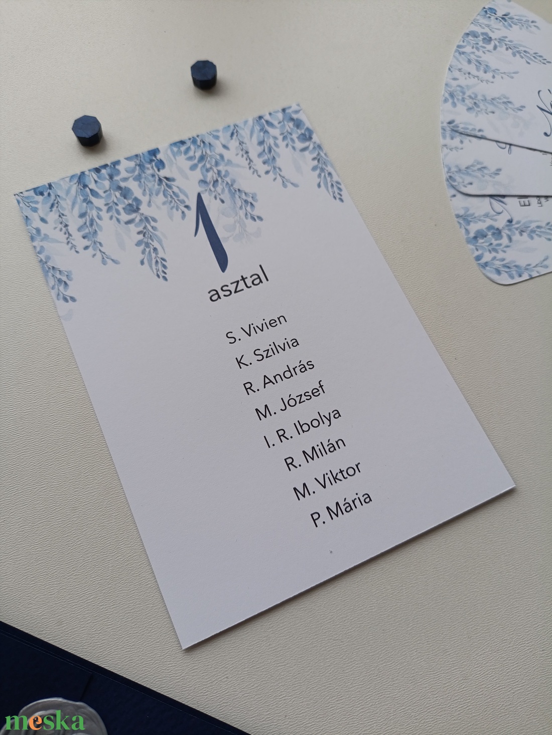 Esküvői ülés rend kék lógó virágos - esküvő - meghívó & kártya - ültetési rend - Meska.hu