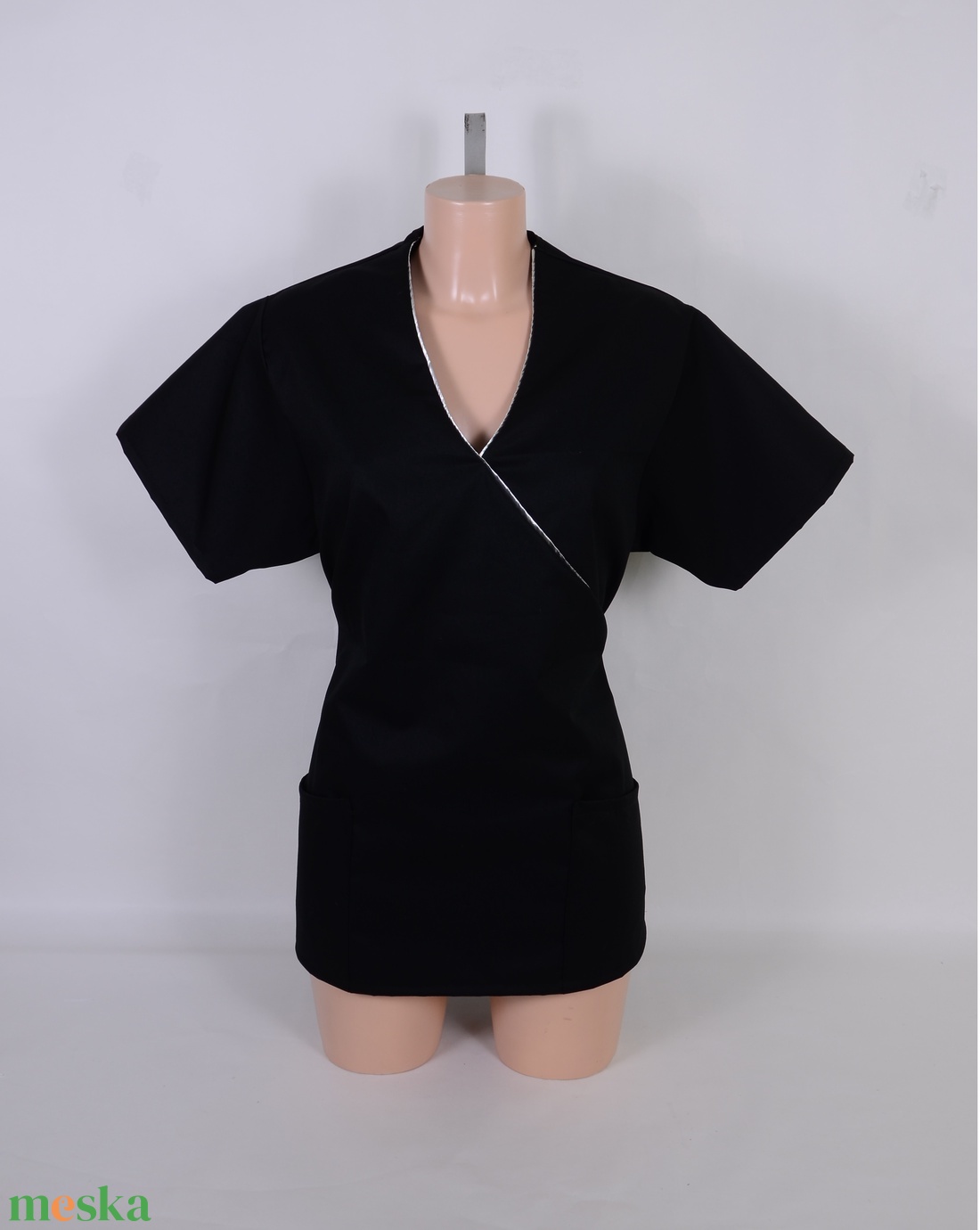 Fekete tunika ezüst paszpol díszítéssel egészségügyi/óvónői/szépségipari munkaruha - ruha & divat - munkaruha - Meska.hu