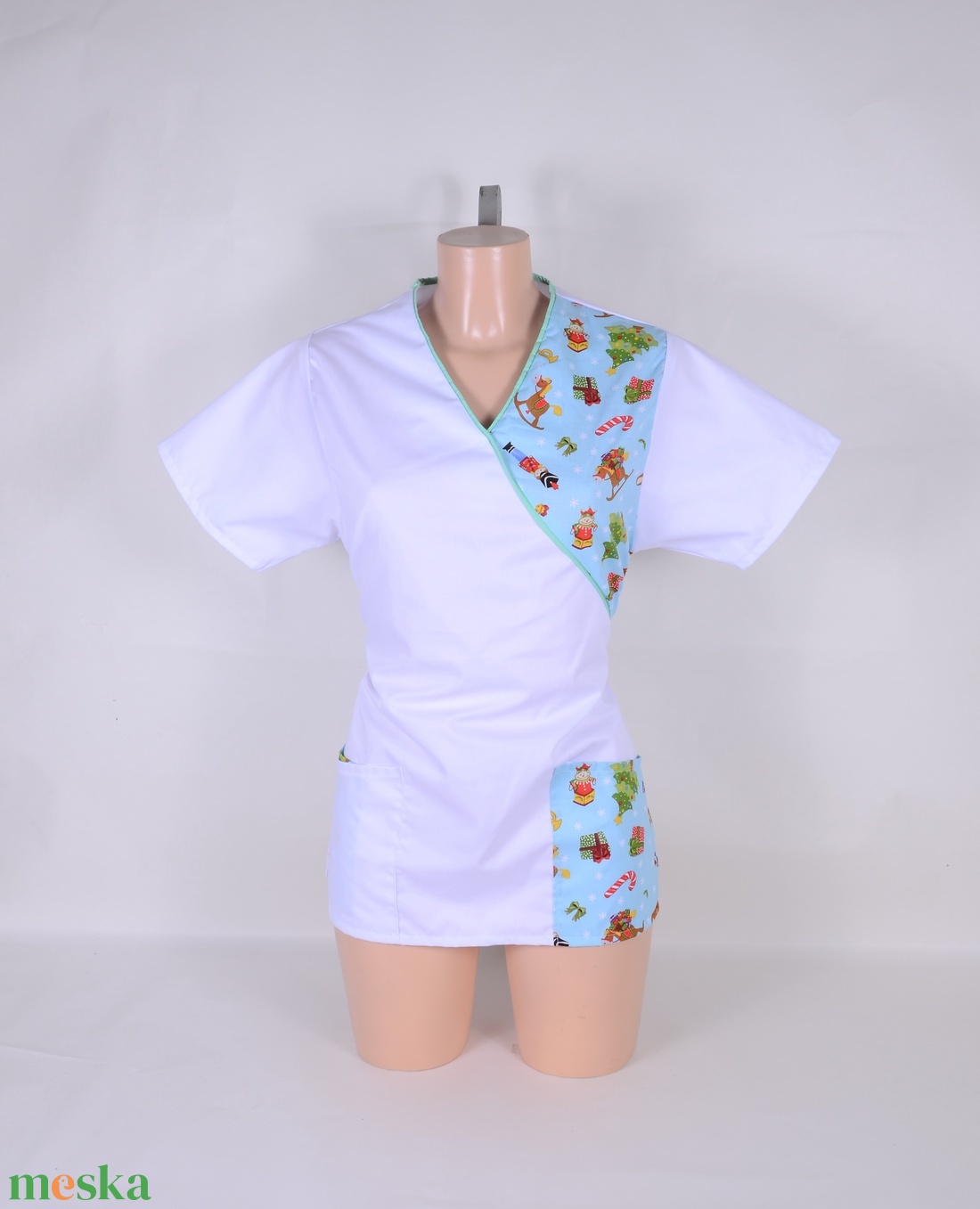 Karácsonyi mintás tunika egészségügyi/óvónői/szépségipari munkaruha - ruha & divat - női ruha - tunika - Meska.hu