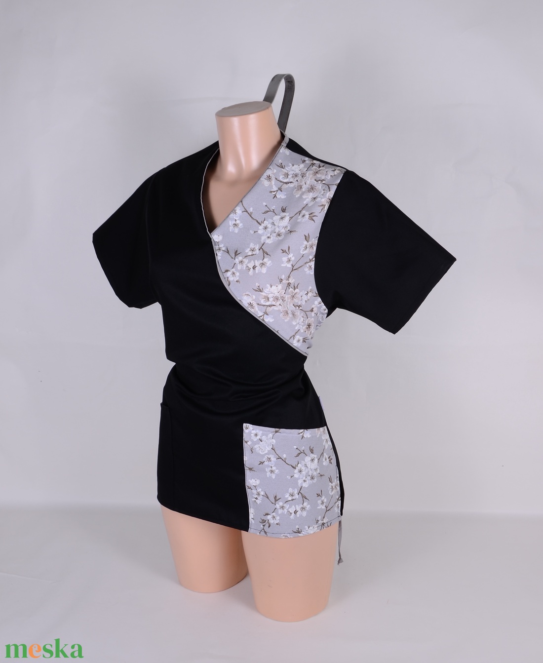 Fekete- sakura mintás tunika egészségügyi/óvónői/szépségipari munkaruha - ruha & divat - munkaruha - Meska.hu