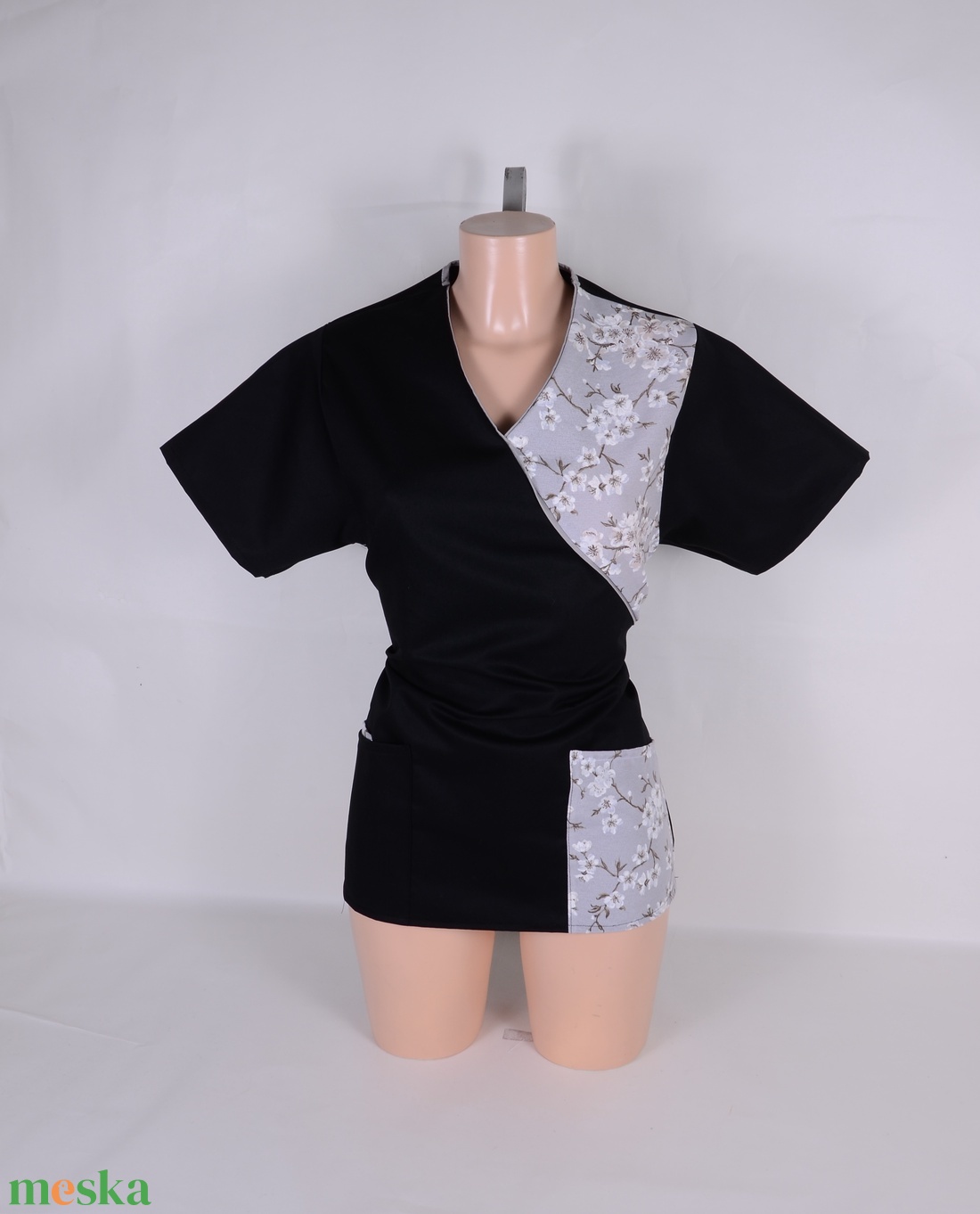 Fekete- sakura mintás tunika egészségügyi/óvónői/szépségipari munkaruha - ruha & divat - munkaruha - Meska.hu