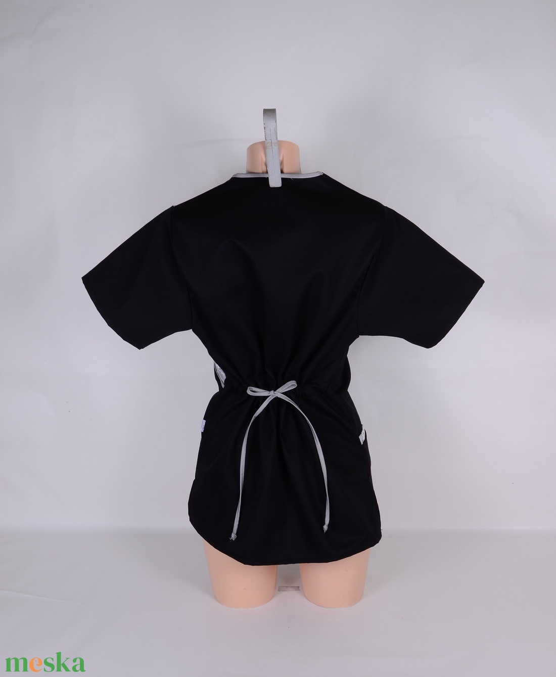 Fekete- sakura mintás tunika egészségügyi/óvónői/szépségipari munkaruha - ruha & divat - munkaruha - Meska.hu