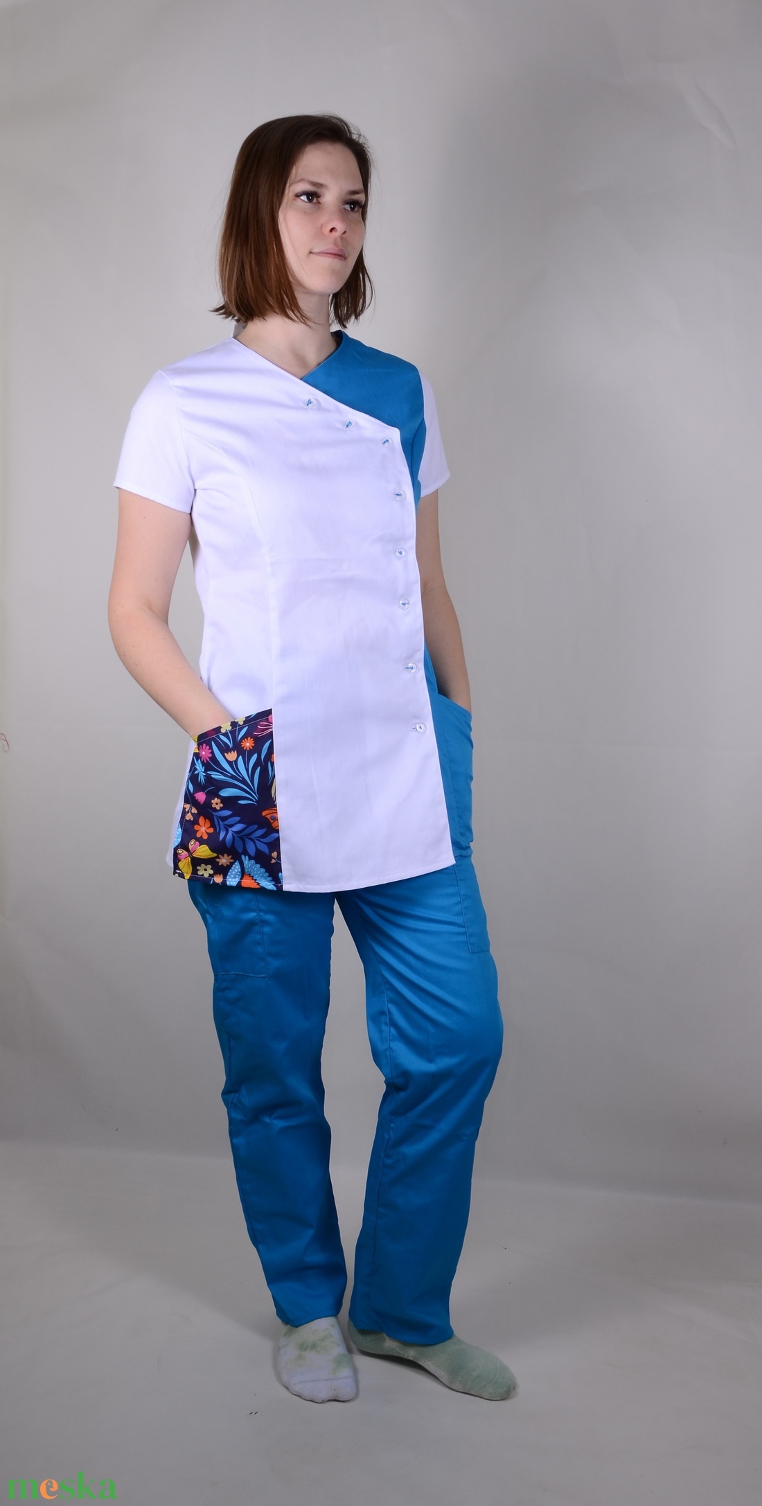 Elizabeth Tunika türkízkék-virágos átlapolt gombos - ruha & divat - munkaruha - Meska.hu