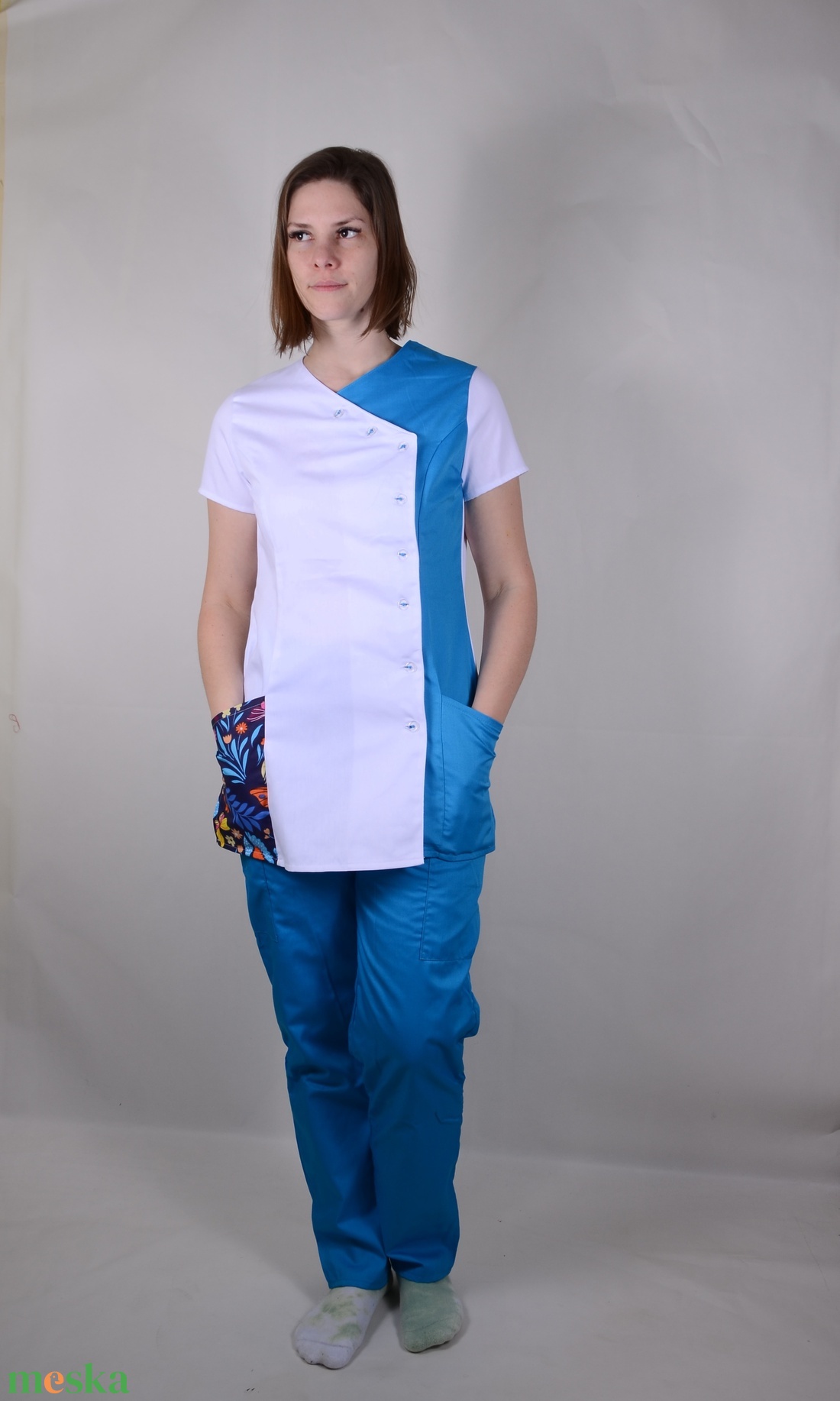 Elizabeth Tunika türkízkék-virágos átlapolt gombos - ruha & divat - munkaruha - Meska.hu