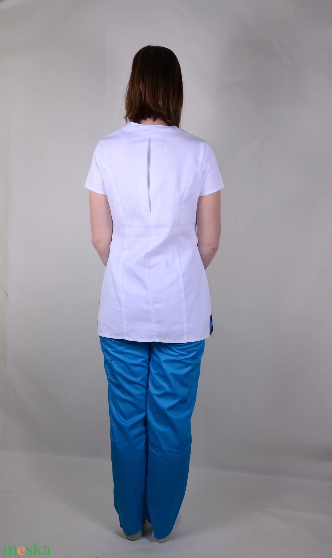 Elizabeth Tunika türkízkék-virágos átlapolt gombos - ruha & divat - munkaruha - Meska.hu