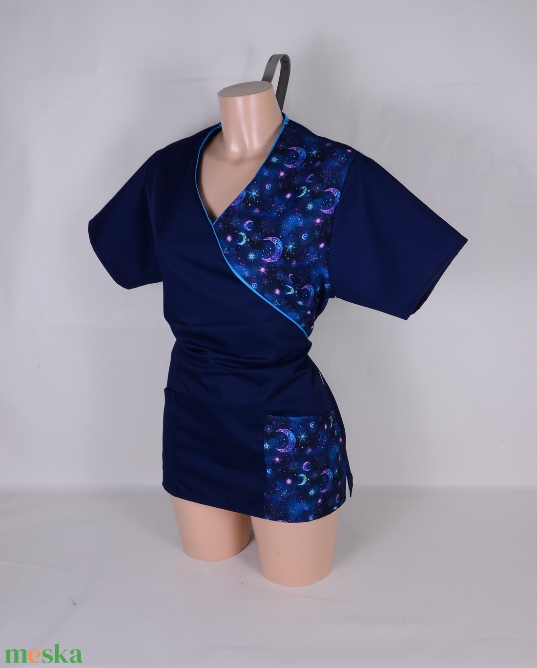Hol és csillagok mintás tunika egészségügyi/óvónői/szépségipari munkaruha - ruha & divat - munkaruha - Meska.hu